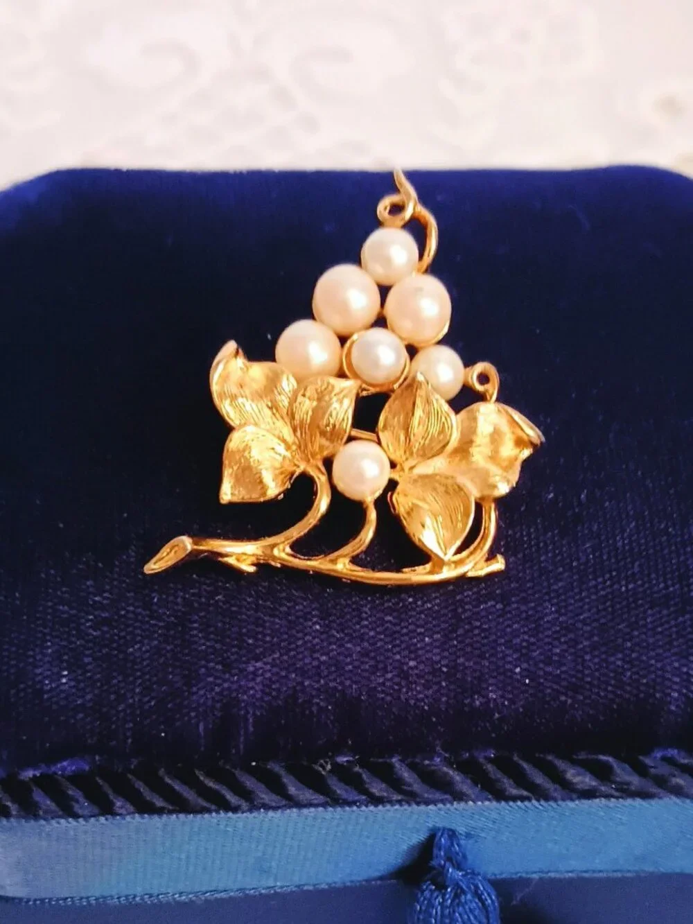 Lisner  Vintage Grape Cluster Brooch Brushed Gold Tone Vines Faux Pearls Pin